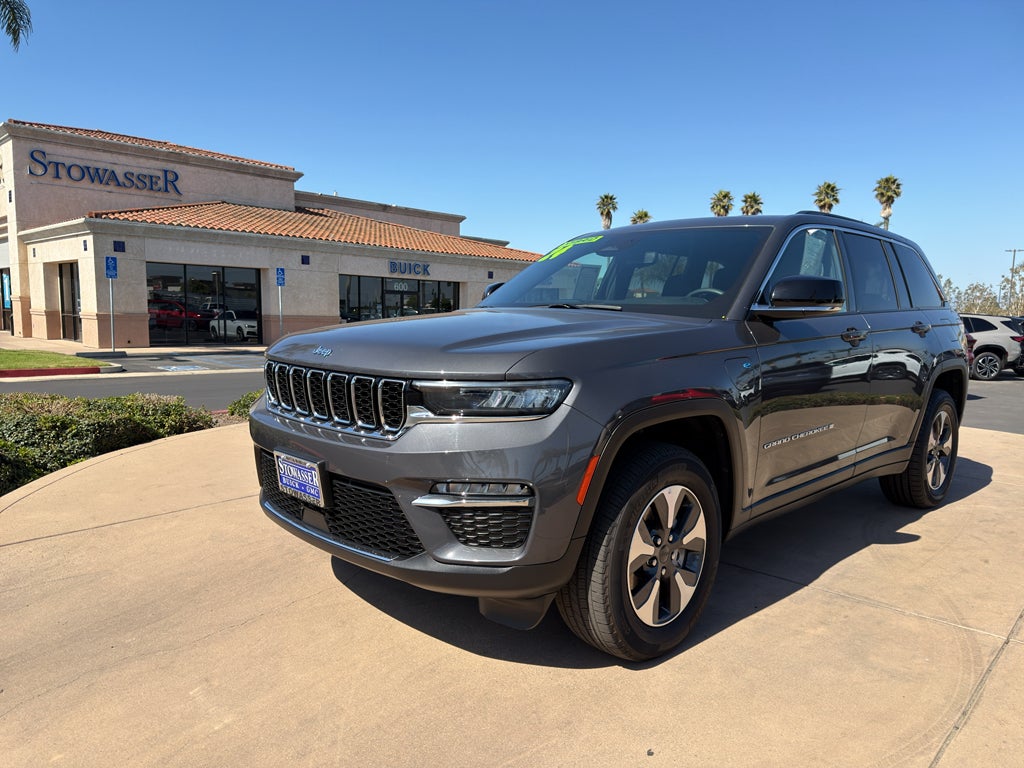 2024 Jeep Grand Cherokee 4xe 4x4 in Gray — front three-quarter view