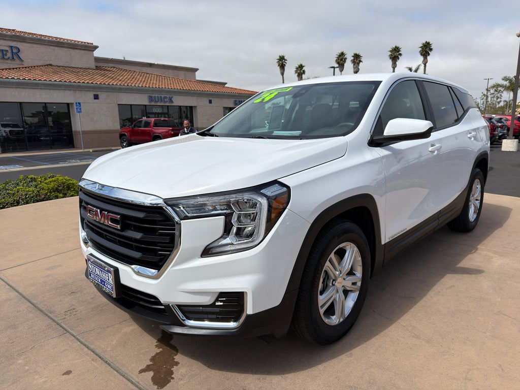 2024 GMC Terrain FWD 4dr SLE in Summit White — front three-quarter view